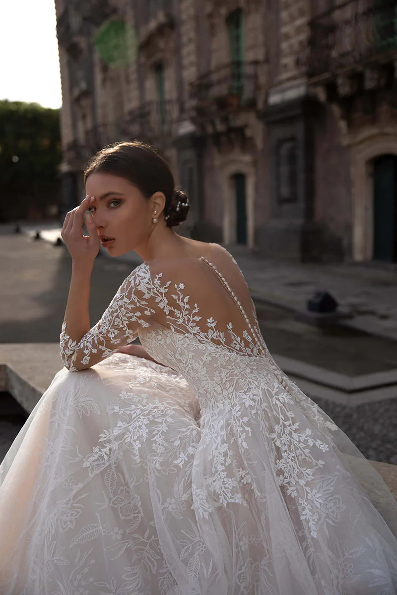 Abito da sposa a maniche lunghe in pizzo con scollatura a trapezio