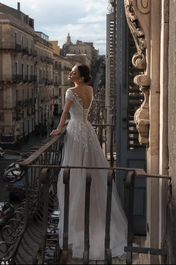 Abito da sposa in stile rurale con maniche corte e scollo a V e pizzo adesivo