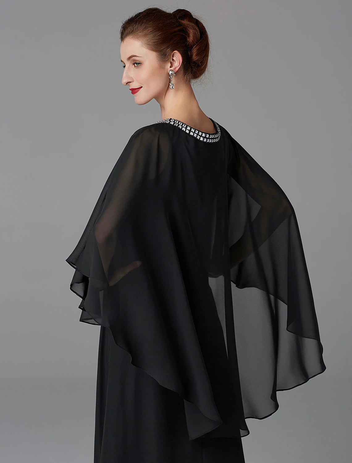 Abito da cerimonia per la madre della sposa, a trapezio, elegante, con mantella, in chiffon, con scollo gioiello, senza maniche, con perline, taglie forti