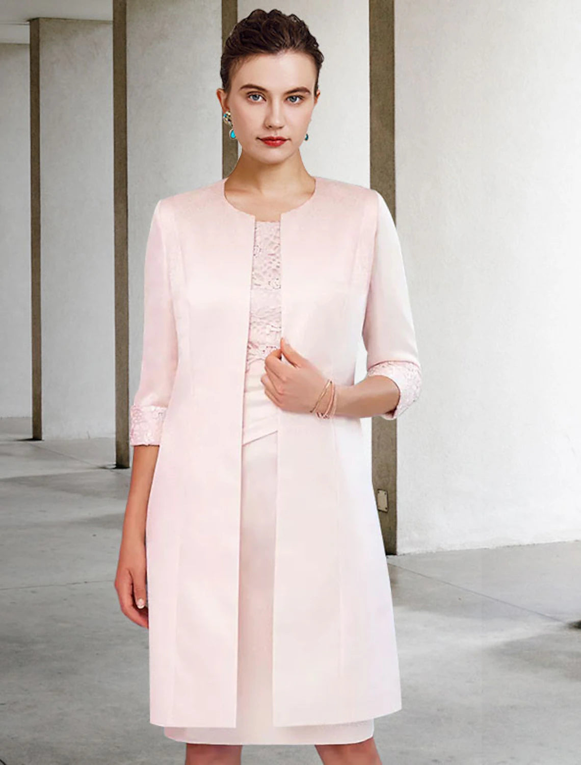 Vestido de Madre de la Novia de Dos Piezas, Estilo Tubo/Columna, Elegante, de Invierno, con Chaqueta, Media Manga, Escote Redondo, Largo hasta la Rodilla, Satén, Encaje, Drapeado Lateral