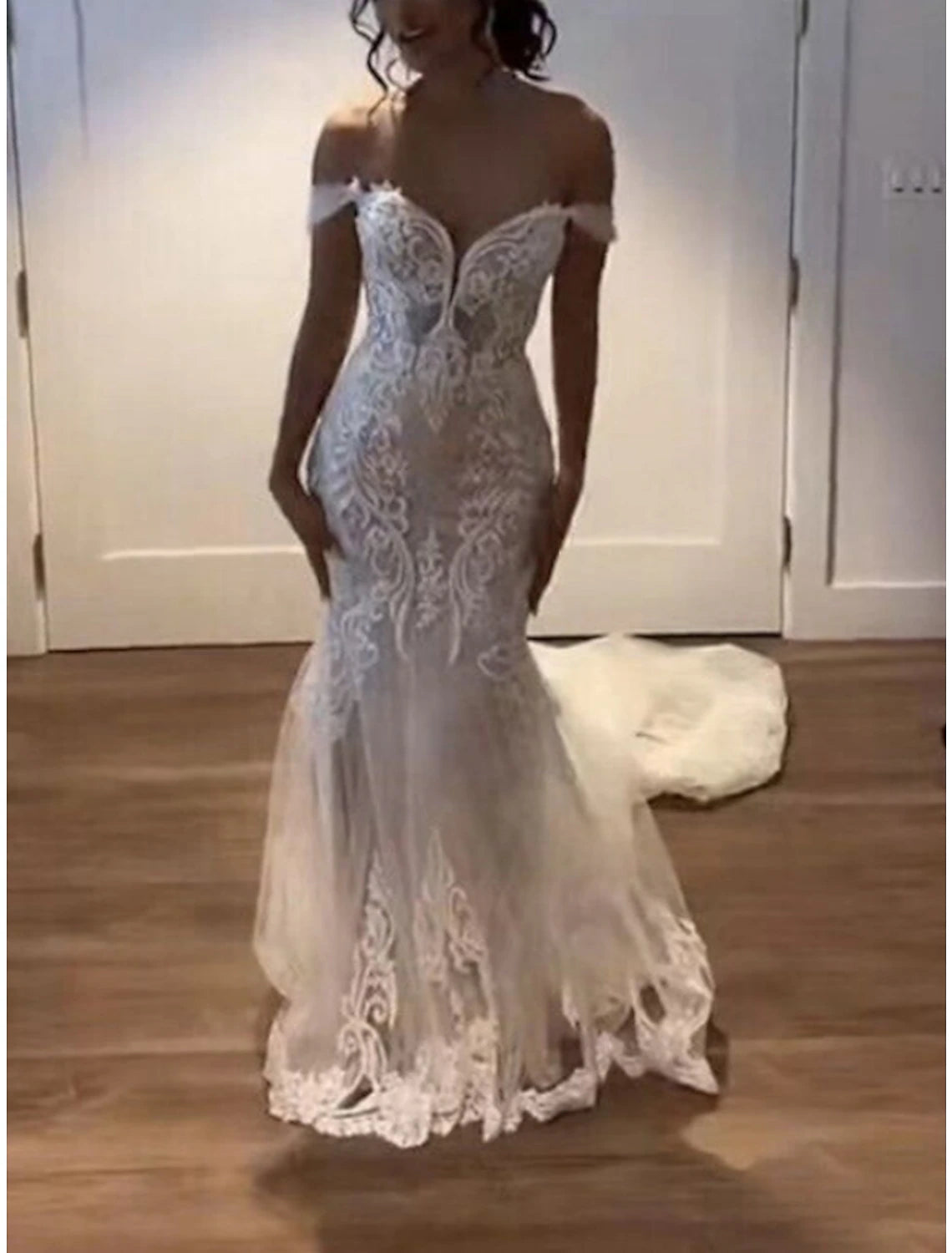 Vestidos de novia formales de corte sirena/trompeta, hombros descubiertos, sin mangas, cola de corte, vestidos de novia de encaje con pliegues