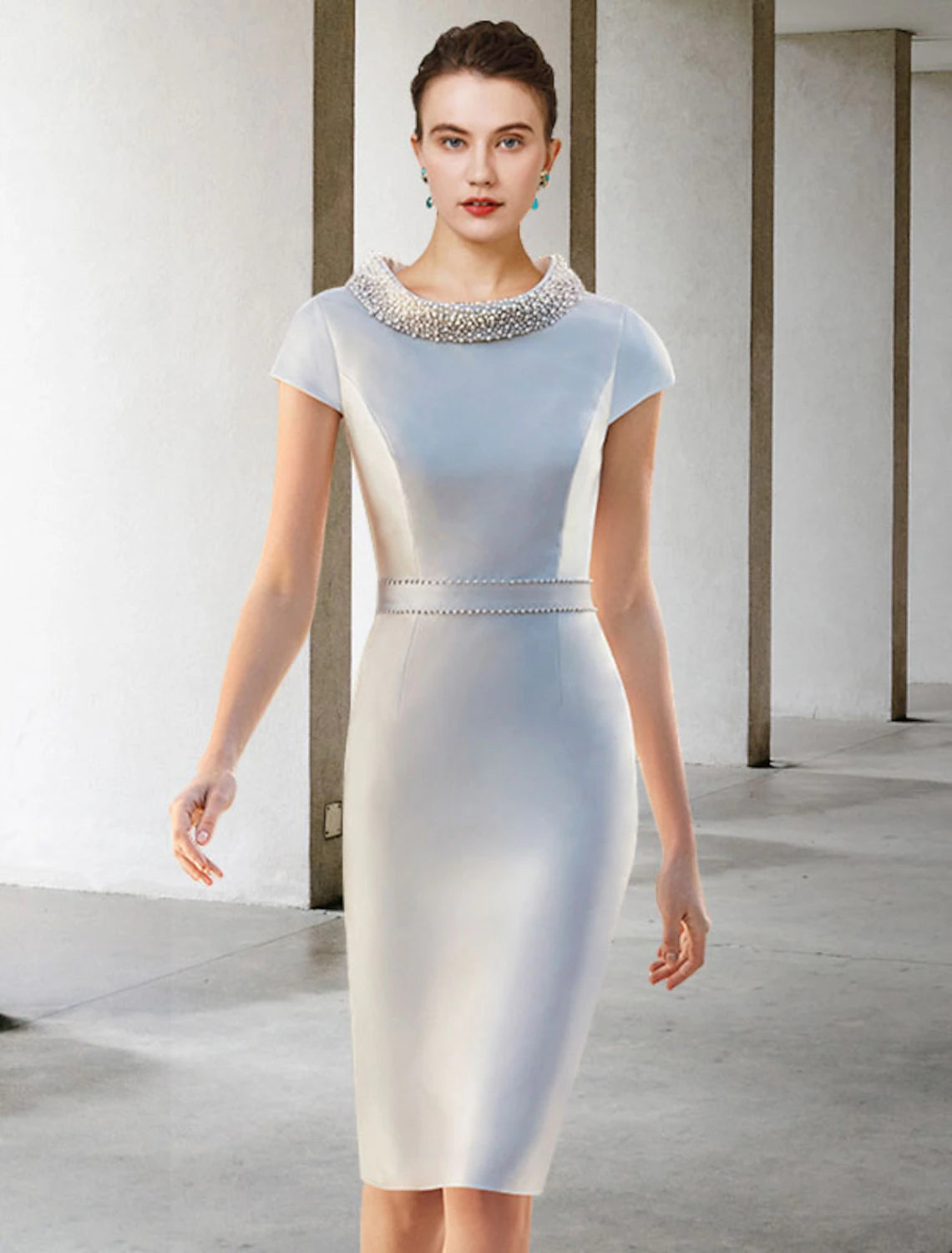 Abito da sposa a tubino/colonna in due pezzi per la madre della sposa, elegante abito da cerimonia autunnale, con scollo gioiello, lunghezza al ginocchio, maniche corte, in raso, con fascia/fiocco/i di nastro e perline