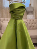 Vestido de noche elegante de corte A, formal, largo hasta el suelo, navideño, rojo y verde, sin mangas, tirantes finos, satén, con pliegues y cristales fruncidos.
