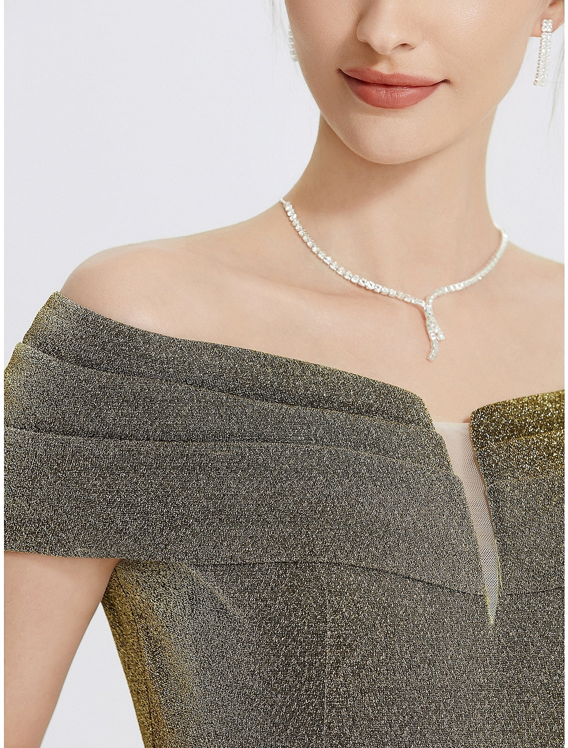 Abito da sera a trapezio, elegante, formale, con strascico a ruota, senza maniche, in charmeuse con scollo a cuore e spacco glitterato