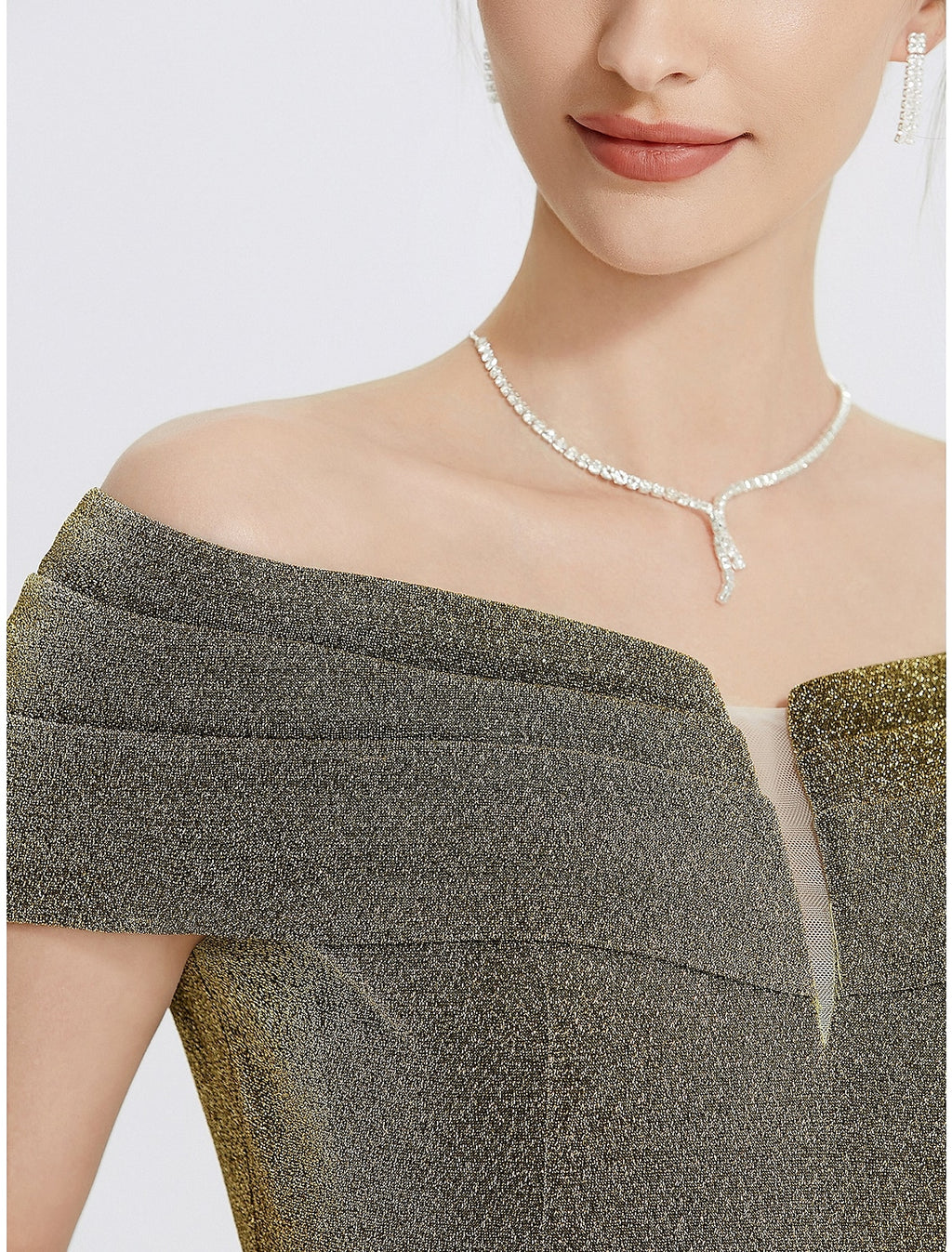 Abito da sera a trapezio, elegante, formale, con strascico a ruota, senza maniche, in charmeuse con scollo a cuore e spacco glitterato