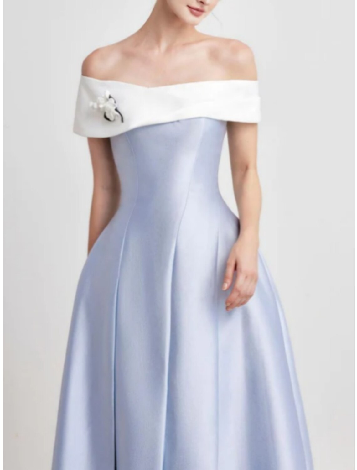 Abito da sera a trapezio, elegante, formale, lunghezza tè, manica corta, spalle scoperte, in raso con pieghe e fiori sulle spalle