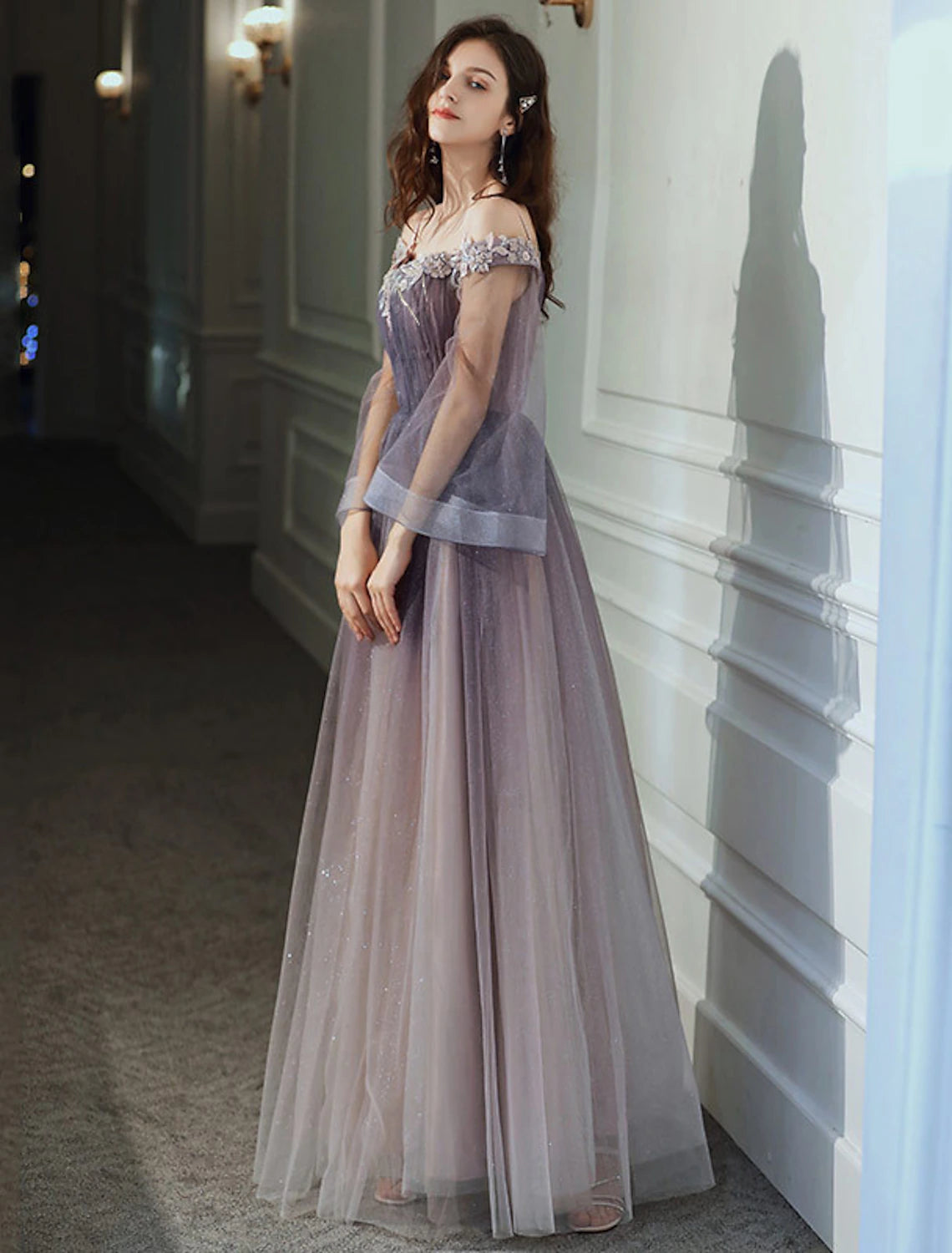 Abito da ballo elegante e minimalista a trapezio, con spalle scoperte, maniche lunghe, lunghezza pavimento, in tulle con applicazioni