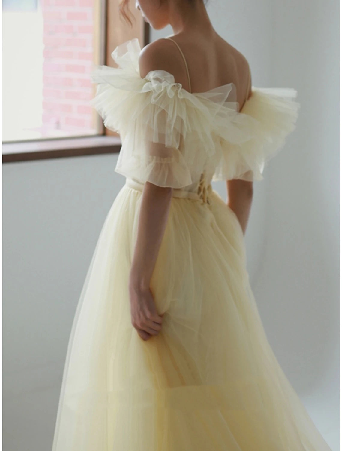 Abito da sera a trapezio, elegante, formale, con strascico a ruota, manica corta, scollo a V, in chiffon con pieghe e volant