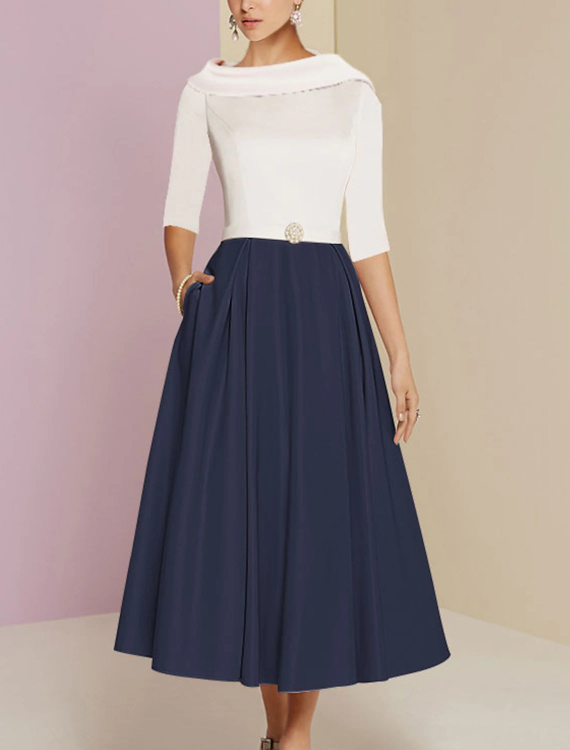 Abito da cerimonia per la madre della sposa, a trapezio, elegante, stile vintage, con scollo gioiello, lunghezza tè, in charmeuse, mezza manica, con pieghe e cristalli