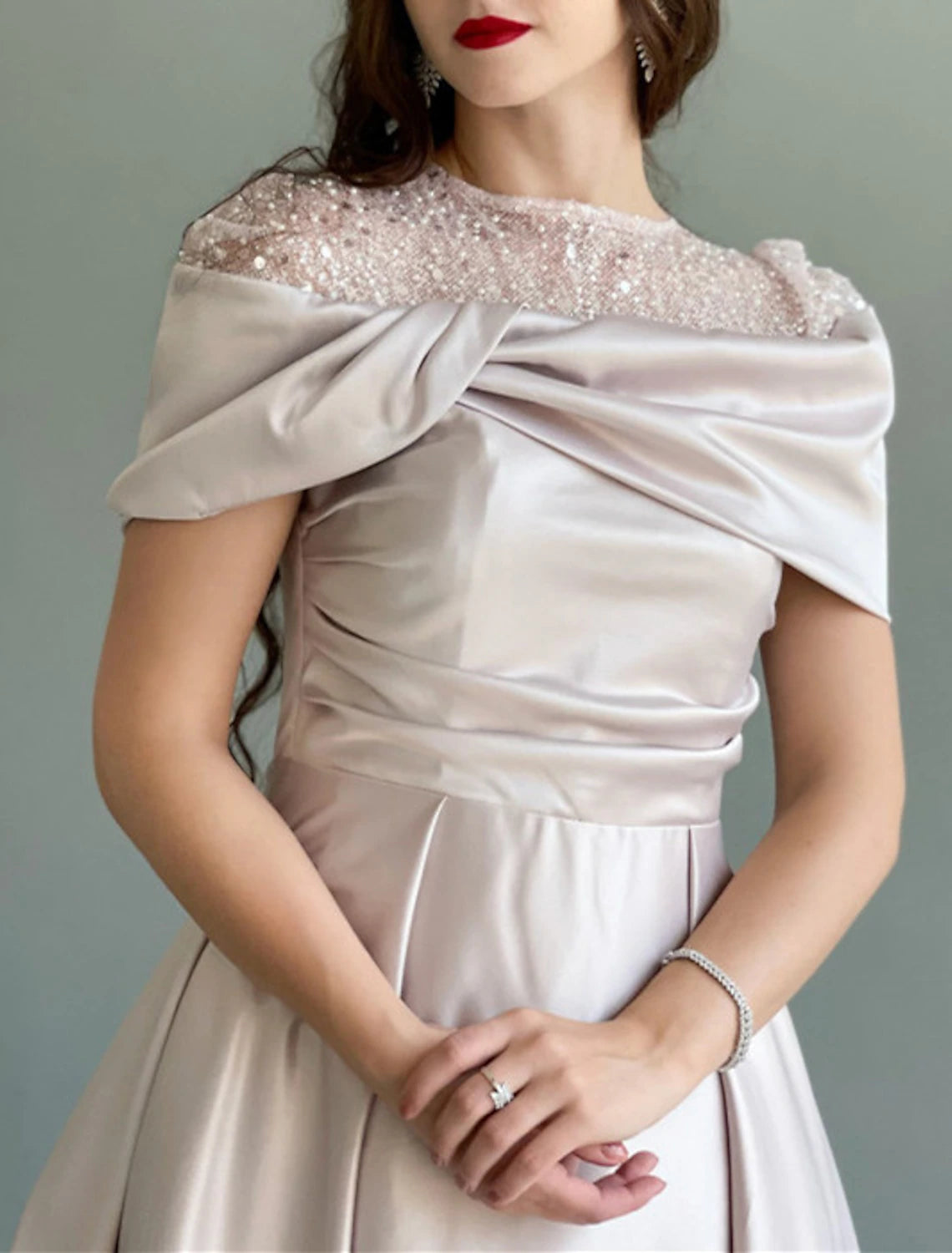 Abito da sera a trapezio, elegante, da invitata a nozze, da ballo, lungo fino al pavimento, senza maniche, con scollo gioiello, in raso con perle arricciate e paillettes