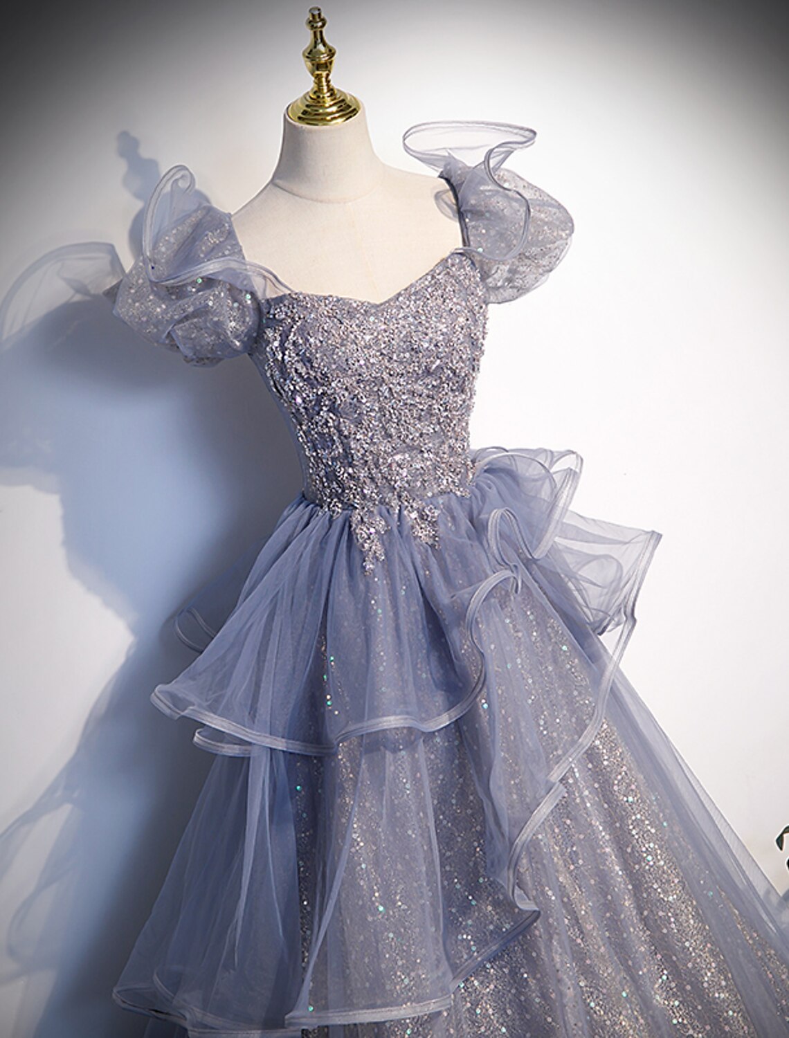 Vestido de quinceañera estilo princesa, largo hasta el suelo, manga corta, escote cuadrado, tul con cristales y volantes.