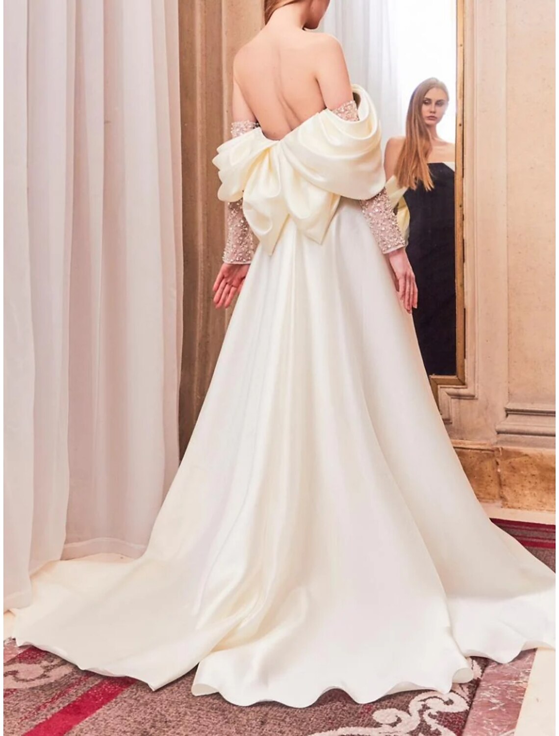 Vestido de noche negro con corte entallado, elegante, formal, de cola, manga larga, sin tirantes, de satén, con pliegues y lentejuelas fruncidas.