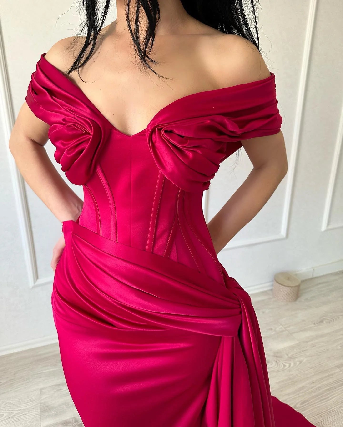 Elegante vestido de noche largo de satén morado y rojo, sin mangas, con escote en V y hombros descubiertos y cola de pez