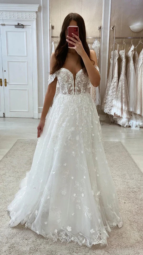 Vestido de novia estilo imperio con escote en forma de A, encaje transparente, efecto ilusión y apliques de encaje.