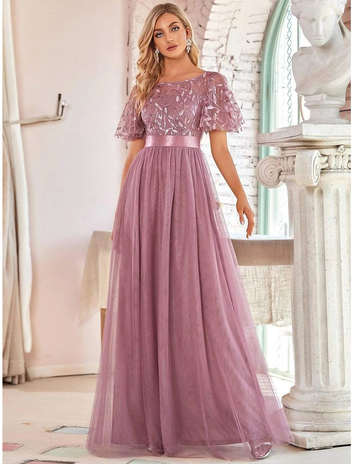 Abito da ballo elegante in stile impero a trapezio con scollo gioiello, maniche corte, lunghezza pavimento, in tulle con ricami