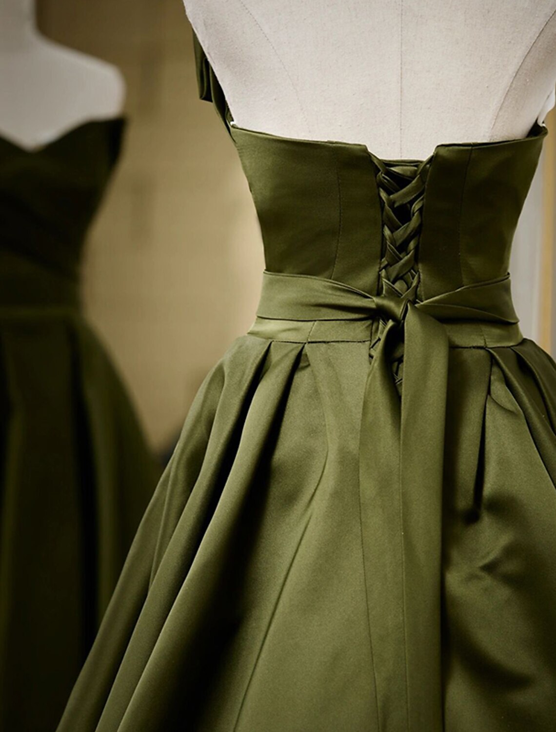 Abito da sera a trapezio, sexy, formale, lungo fino al pavimento, senza maniche, senza spalline, in raso con pieghe e spalline.