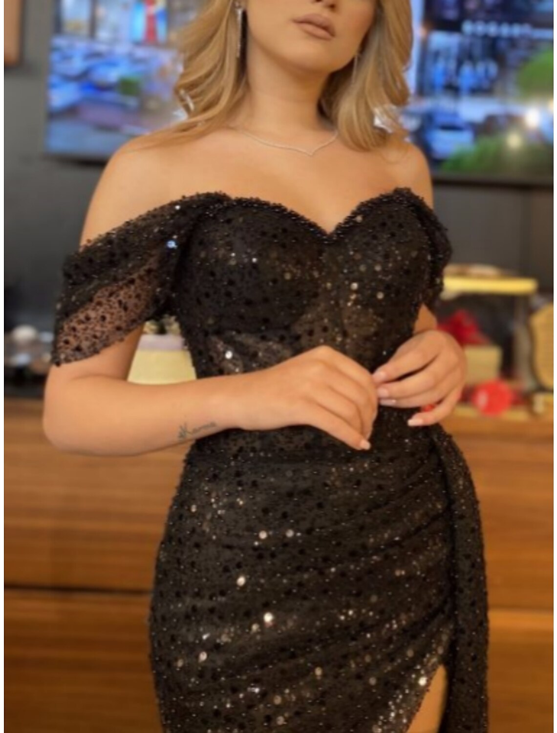 Vestido de noche de corte A con brillo y brillo, vestido formal negro de talla grande, cola de corte, manga corta, hombros descubiertos, lentejuelas con brillo, abertura fruncida