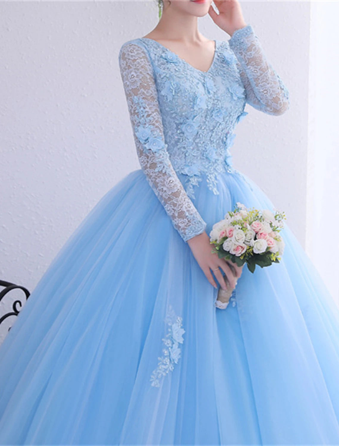 Vestido de quinceañera estilo princesa, largo hasta el suelo, manga larga, escote en V, poliéster con apliques de cristales.