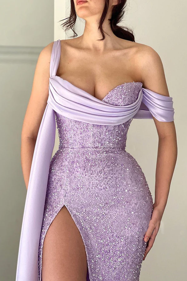 Vestido de fiesta ajustado con un hombro al descubierto y abertura alta