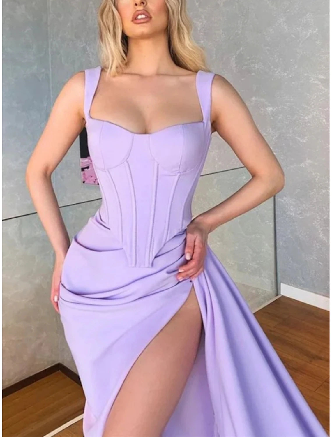 Vestido de novia con corte en forma de tubo/columna, para invitada de boda, con abertura alta, formal, de cola, sin mangas, cuello cuadrado, de tela con pliegues y abertura.