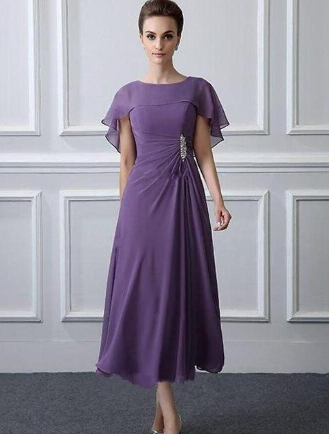 Abito da madre della sposa a trapezio, taglie forti, scollo a barca, lunghezza tè, in chiffon, maniche corte, con volant, spilla di cristallo e arricciature