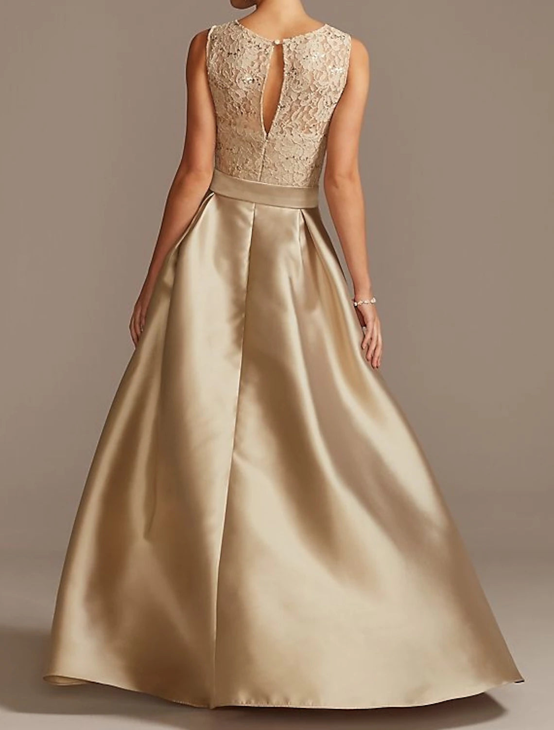 Abito da cerimonia per la madre della sposa, a trapezio, elegante, con scollo a V, asimmetrico, in raso e pizzo, senza maniche, con fiocco/i e pieghe.