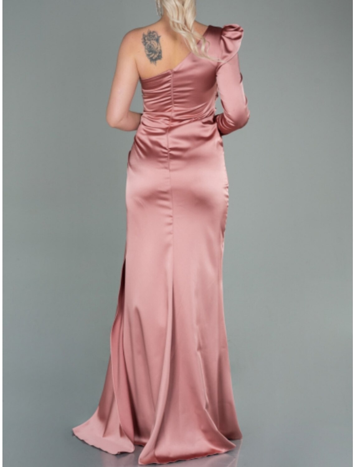 Abito da sera a trapezio, elegante, formale, autunnale, con strascico a ruota, manica lunga, monospalla, in raso con spacco in paillettes arricciate 2025