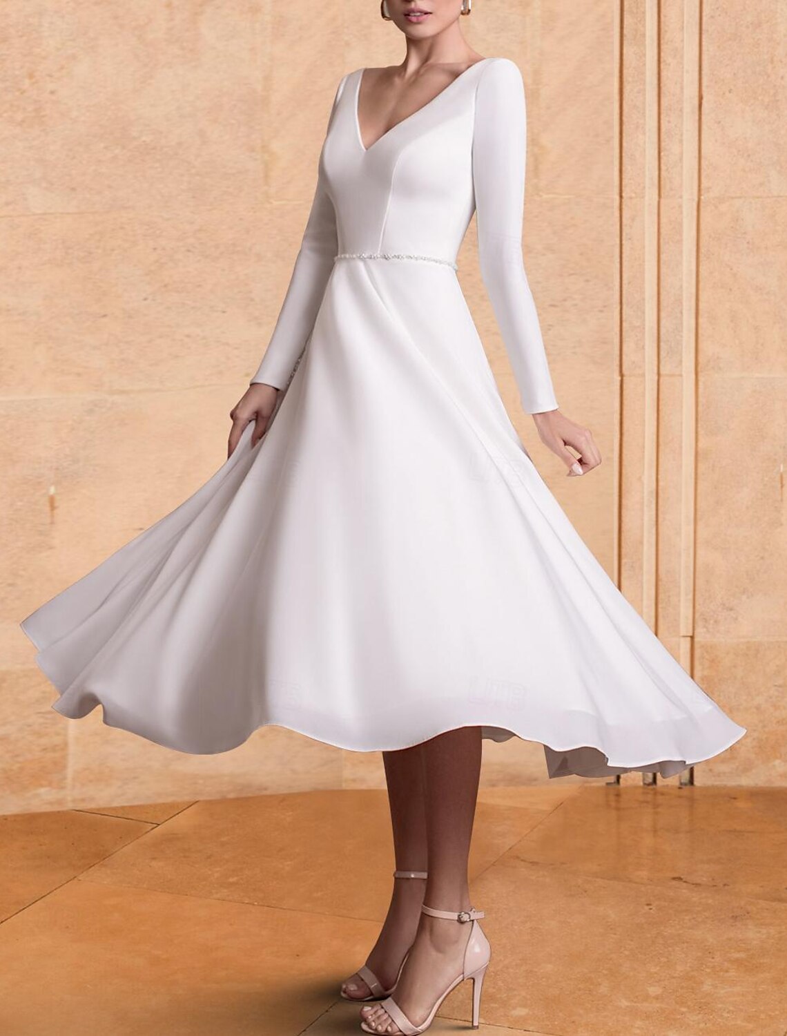 Vestidos de novia blancos cortos, corte A, escote en V, manga larga, largo hasta la rodilla, de gasa, con pliegues, color liso.