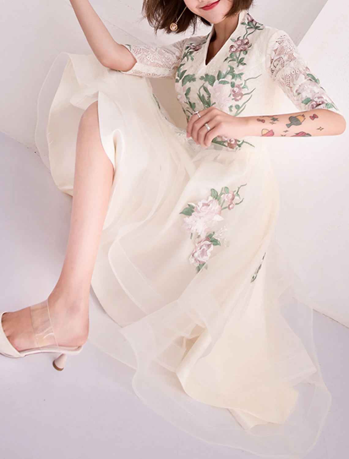 Vestido de fiesta estilo chino con corte A, estampado floral, escote en V, media manga, largo hasta la rodilla, de tul con apliques escalonados.