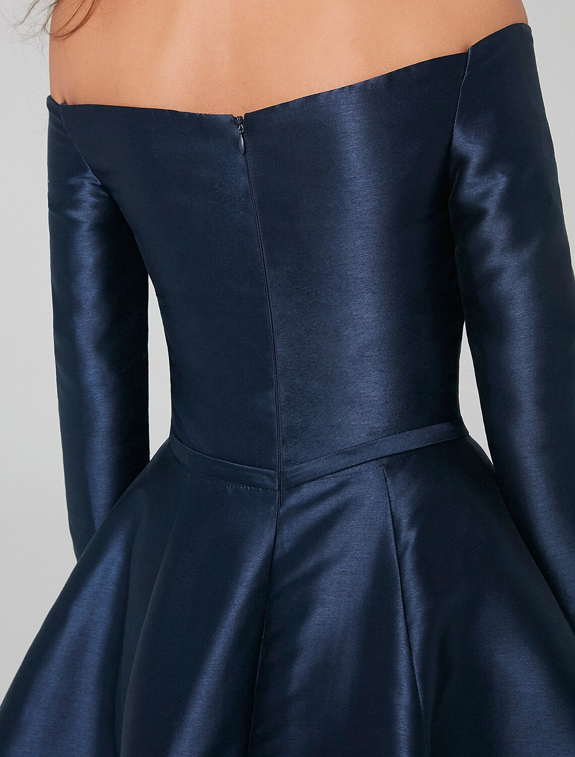 Abiti da cerimonia speciali a trapezio, abiti da festa, abiti da cerimonia, abiti da cocktail, lunghezza al ginocchio, maniche lunghe, spalle scoperte, raso con pieghe 2025