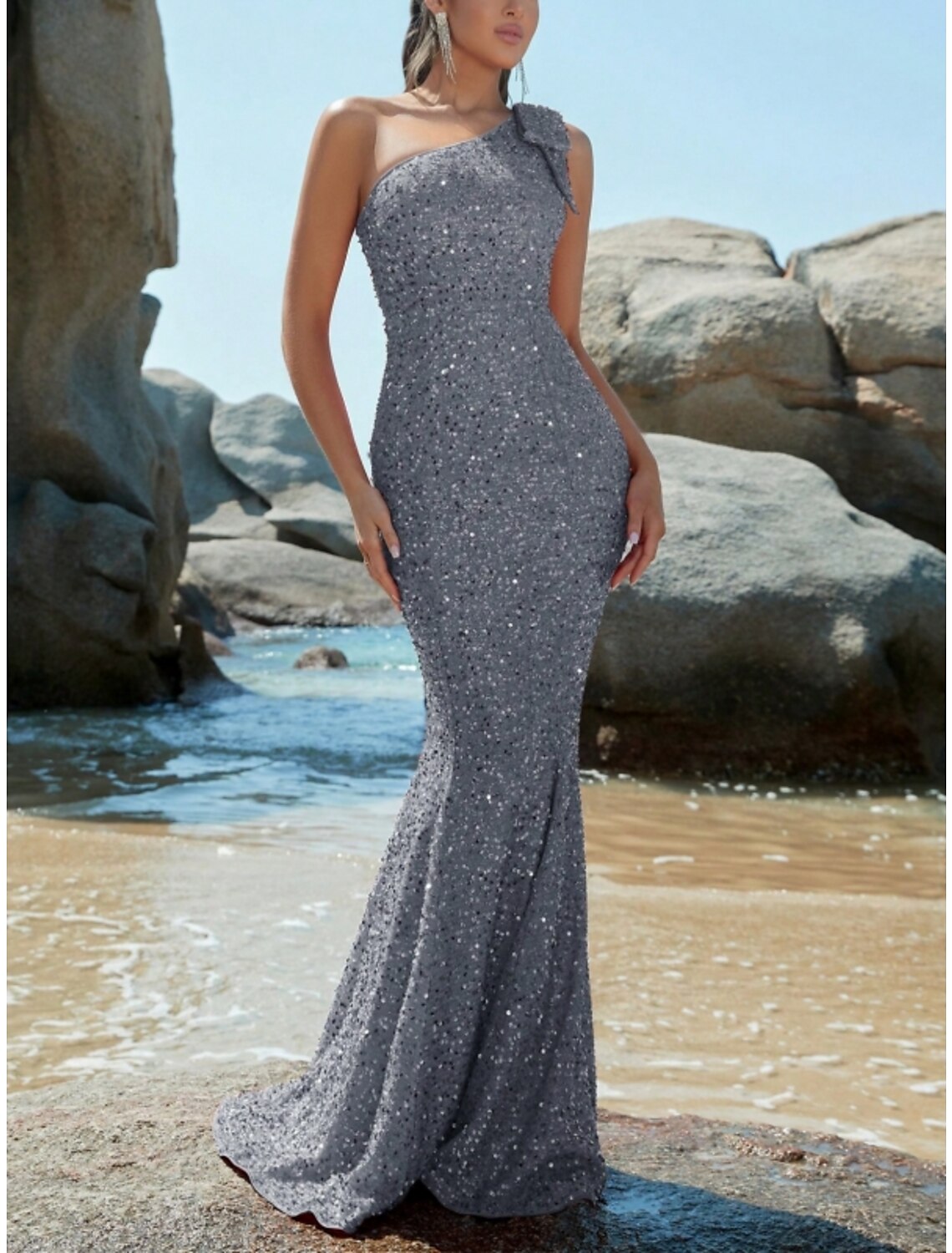 Abito da sera a sirena/tromba, scintillante e brillante, per invitati a nozze formali, con strascico a ruota, senza maniche, monospalla, paillettes con glitter e fiore sulla spalla