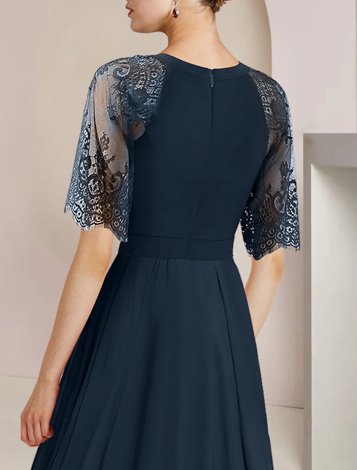 Vestido de madre de la novia de corte A, formal, para invitados a la boda, elegante, con escote alto bajo, largo hasta la rodilla, de gasa, con encaje, mangas 3/4 y pliegues, con broche de cristal