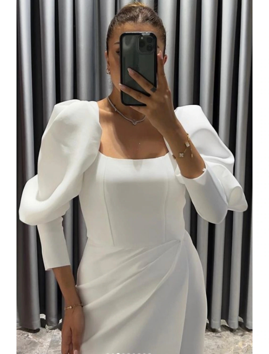 Vestido de noche elegante con corte en forma de columna, corte asimétrico, mangas 3/4, escote cuadrado y abertura fruncida.