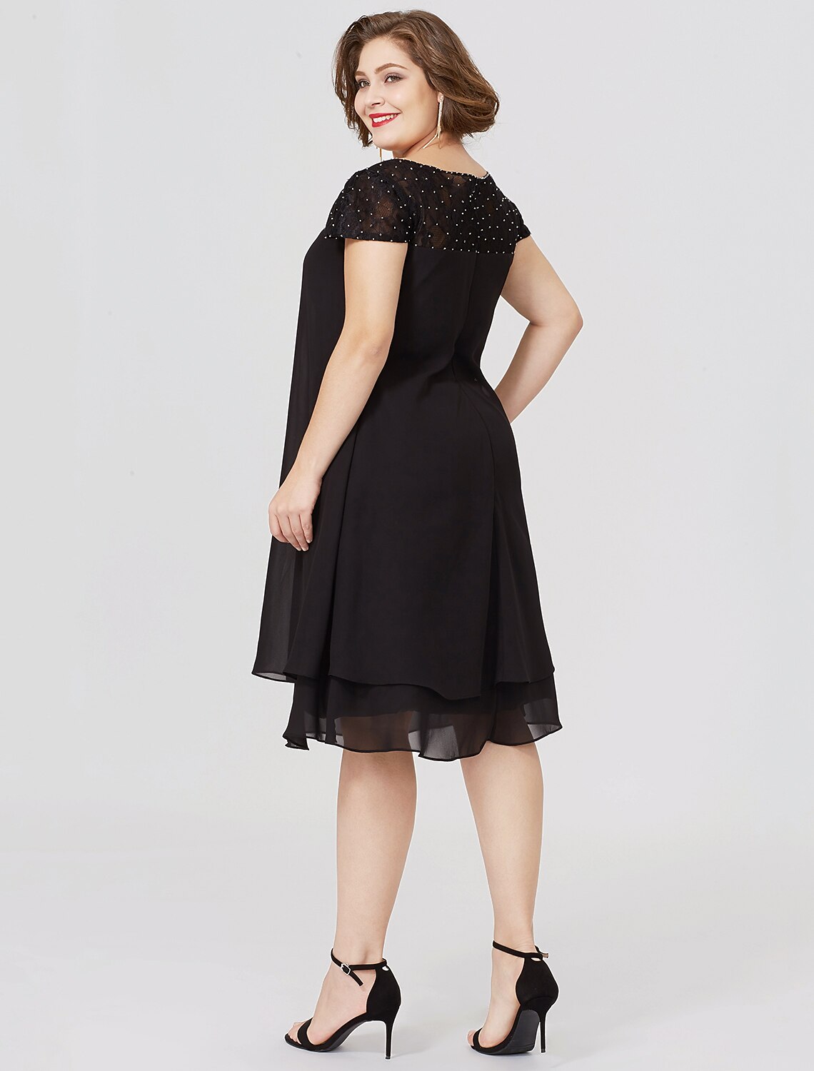 Vestido de madre de la novia con corte tubo/columna, formal, negro, talla grande, transparente, cuello joya, largo hasta la rodilla, gasa, encaje, manga corta, sin pliegues, con inserción de encaje y abalorios