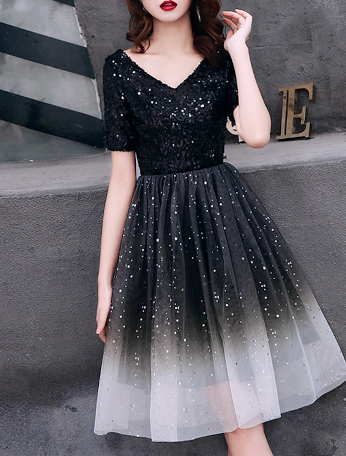 Abiti da cocktail a trapezio, abiti scintillanti, abiti da festa, cocktail party, lunghezza al ginocchio, maniche corte, scollo a V, tulle con pieghe e paillettes
