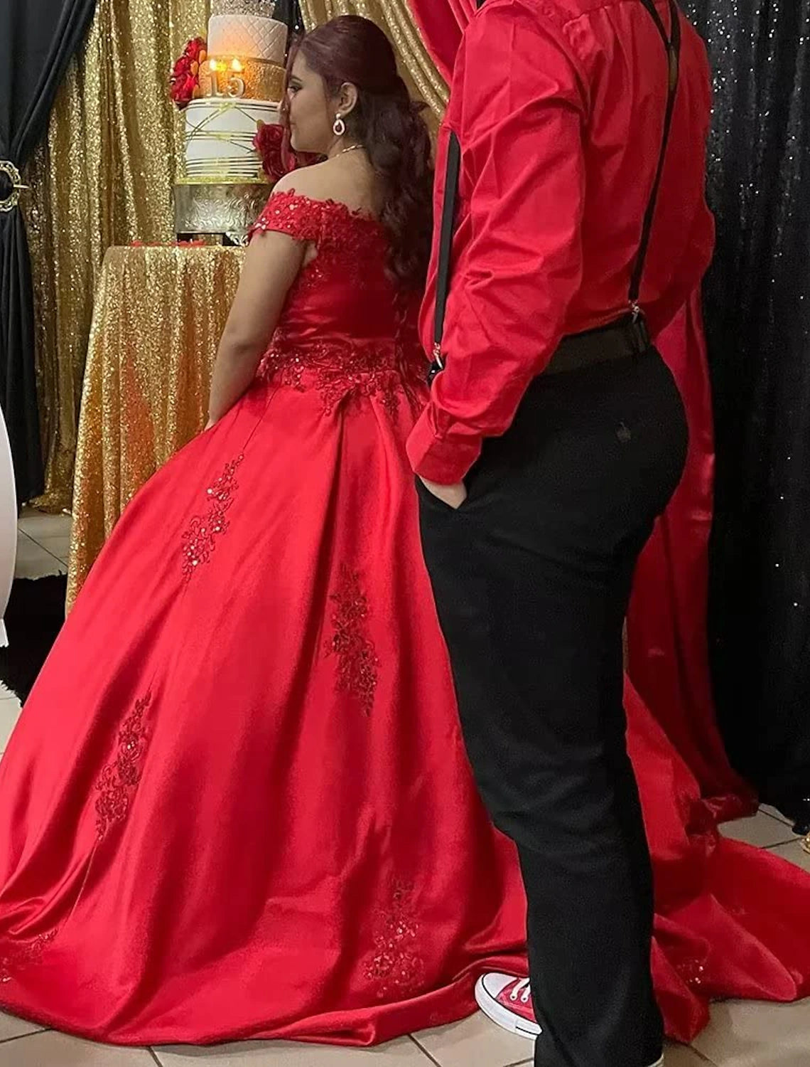 Vestido de fiesta lujoso y sexy para quinceañera, formal, de noche, para San Valentín, con hombros descubiertos, manga corta, cola capilla, encaje y apliques.