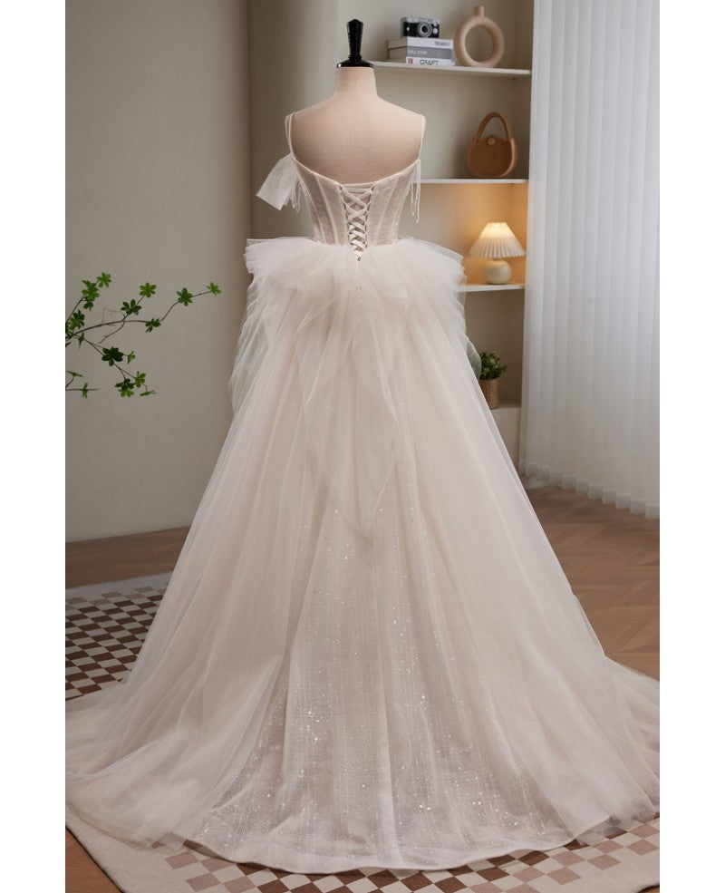 Elegante y noble vestido de noche color marfil sin mangas con hombros descubiertos y lazo de cuentas, vestido de fiesta color marfil con tirantes finos y espalda descubierta.