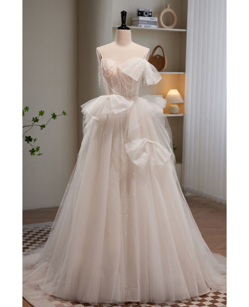 Elegante y noble vestido de noche color marfil sin mangas con hombros descubiertos y lazo de cuentas, vestido de fiesta color marfil con tirantes finos y espalda descubierta.