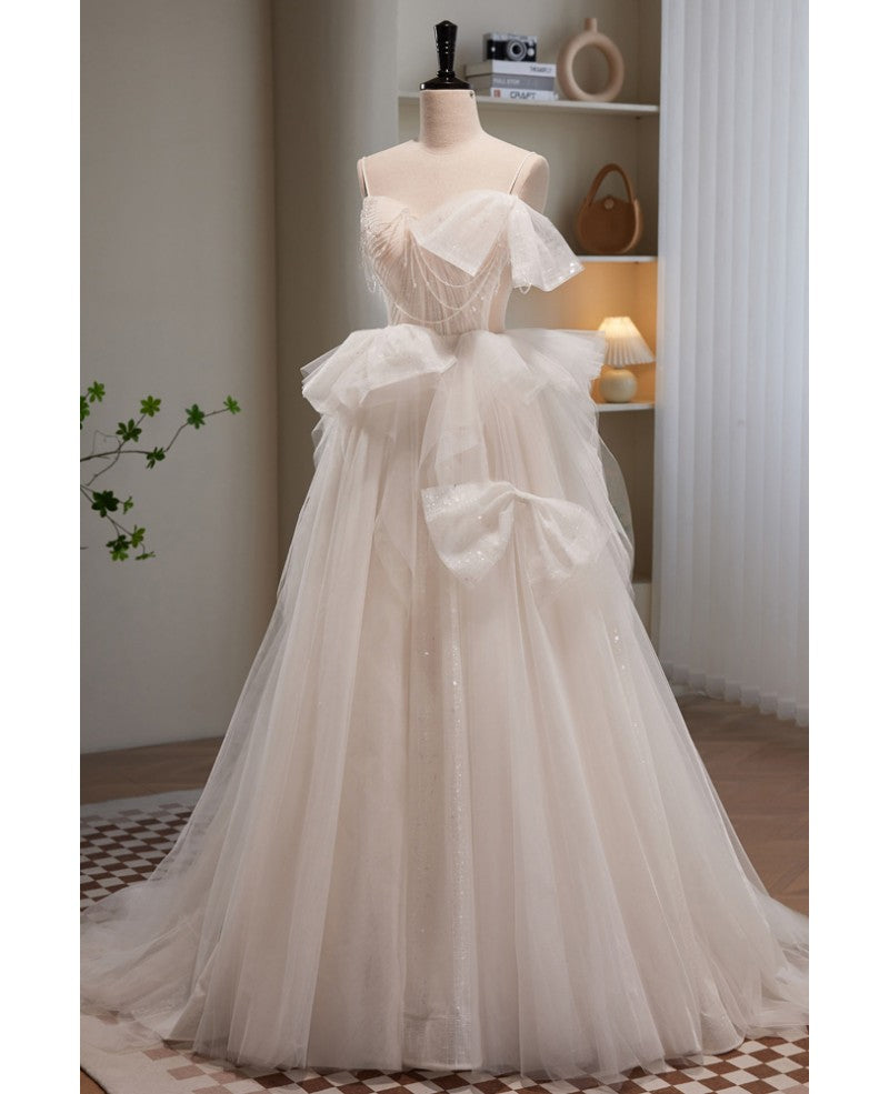 Elegante y noble vestido de noche color marfil sin mangas con hombros descubiertos y lazo de cuentas, vestido de fiesta color marfil con tirantes finos y espalda descubierta.