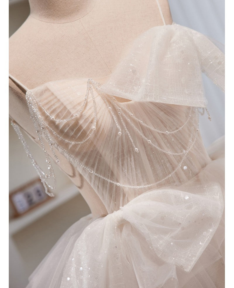 Elegante y noble vestido de noche color marfil sin mangas con hombros descubiertos y lazo de cuentas, vestido de fiesta color marfil con tirantes finos y espalda descubierta.