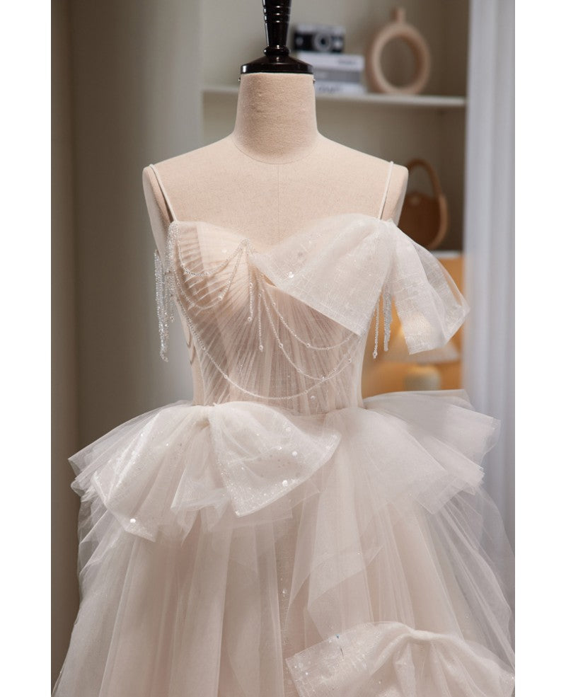 Elegante y noble vestido de noche color marfil sin mangas con hombros descubiertos y lazo de cuentas, vestido de fiesta color marfil con tirantes finos y espalda descubierta.