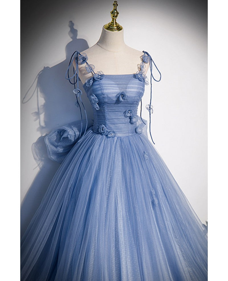 Vestido de fiesta azul cielo único y elegante con tirantes finos y hombros descubiertos, corte princesa/en A, sin mangas, espalda descubierta, con cordones y largo hasta el suelo.