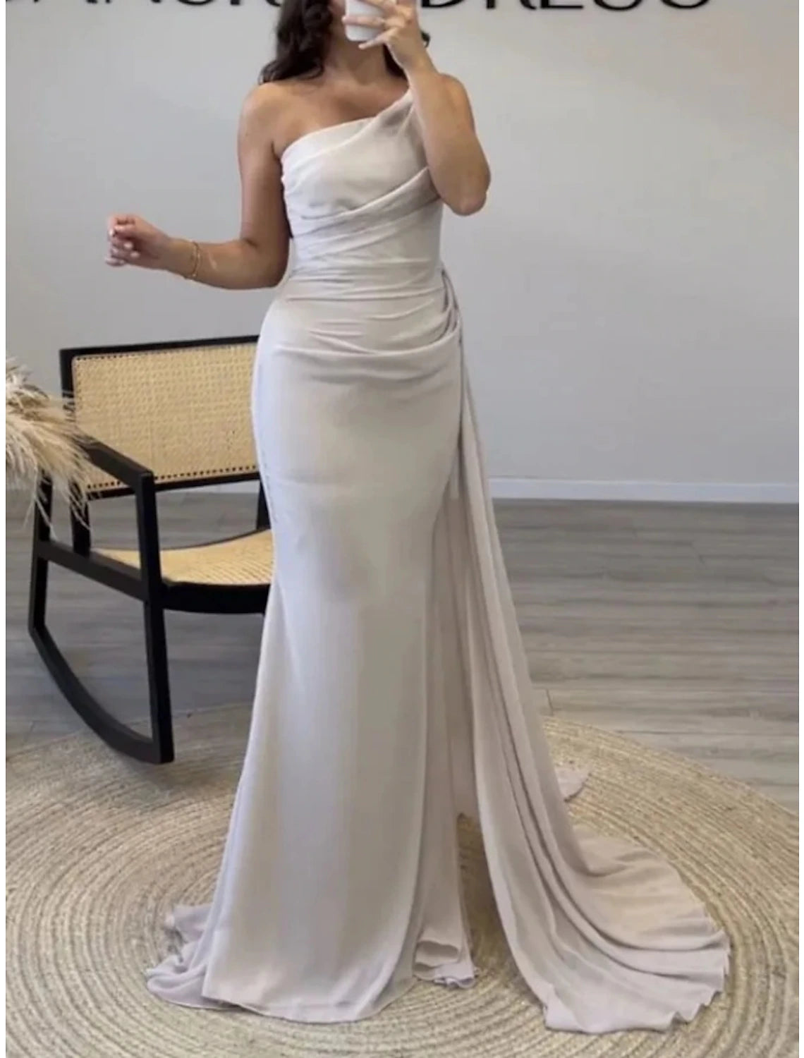 Abito da sera a trapezio, elegante, formale, con strascico a spazzola, rosso e verde, senza maniche, monospalla, in chiffon con pieghe e arricciature