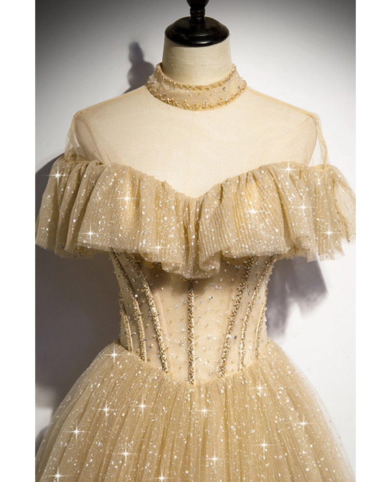 Vestido de noche brillante con escote alto, manga corta, cuentas y perspectiva color champán, corte A/princesa color champán, tirantes finos, espalda descubierta y largo hasta el suelo con borde con volantes.