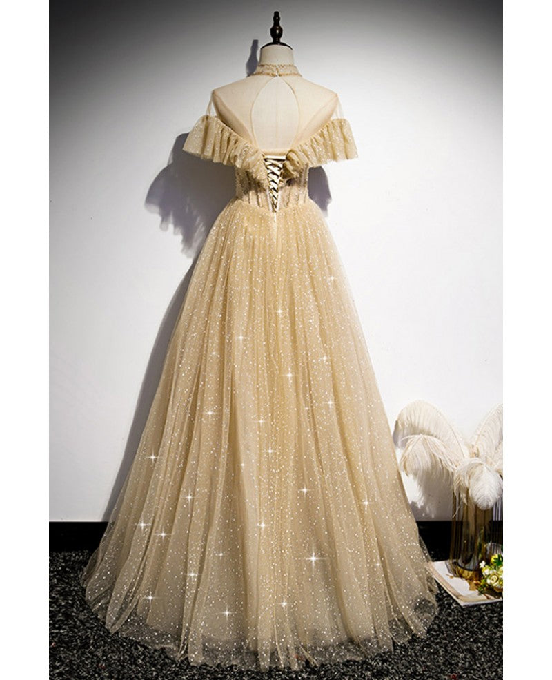 Vestido de noche brillante con escote alto, manga corta, cuentas y perspectiva color champán, corte A/princesa color champán, tirantes finos, espalda descubierta y largo hasta el suelo con borde con volantes.