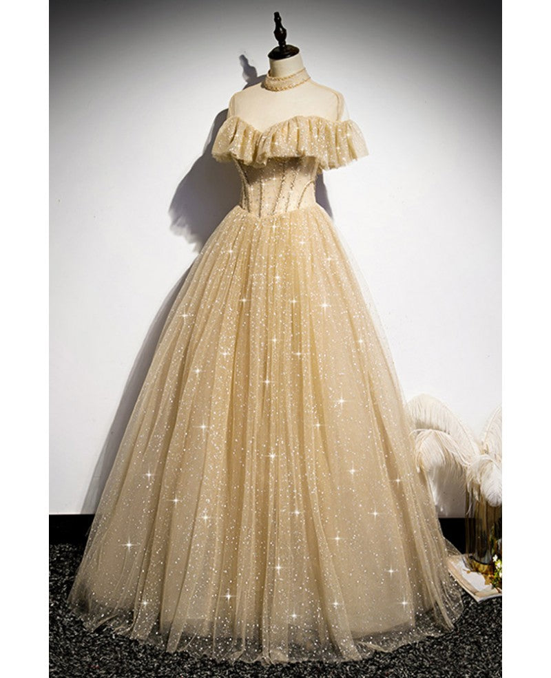 Vestido de noche brillante con escote alto, manga corta, cuentas y perspectiva color champán, corte A/princesa color champán, tirantes finos, espalda descubierta y largo hasta el suelo con borde con volantes.