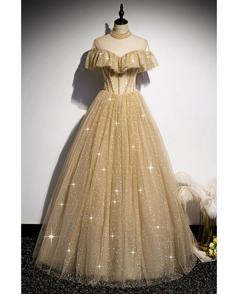 Vestido de noche brillante con escote alto, manga corta, cuentas y perspectiva color champán, corte A/princesa color champán, tirantes finos, espalda descubierta y largo hasta el suelo con borde con volantes.