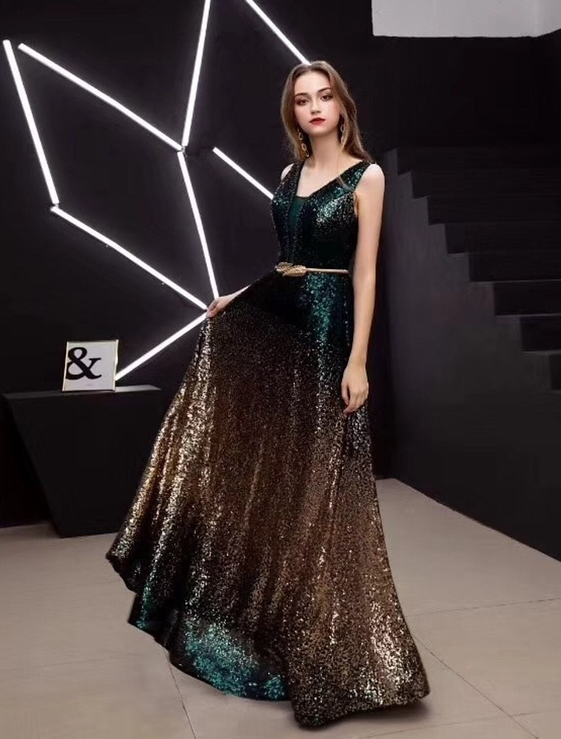 Vestido de fiesta elegante minimalista de corte A, vestido de noche formal, cuello en V, sin mangas, largo hasta el suelo, satén con lentejuelas