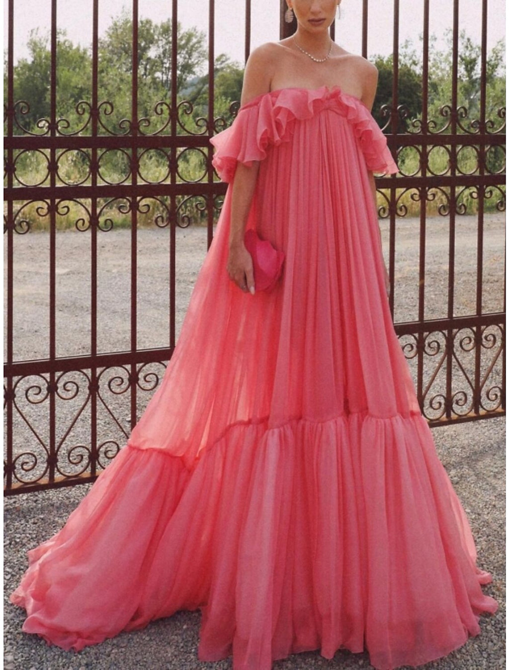Abito da sera a tubino/colonna, elegante, formale, da invitato a nozze, con strascico a spazzola, manica corta, spalle scoperte, in tulle con pieghe e volant, 2025