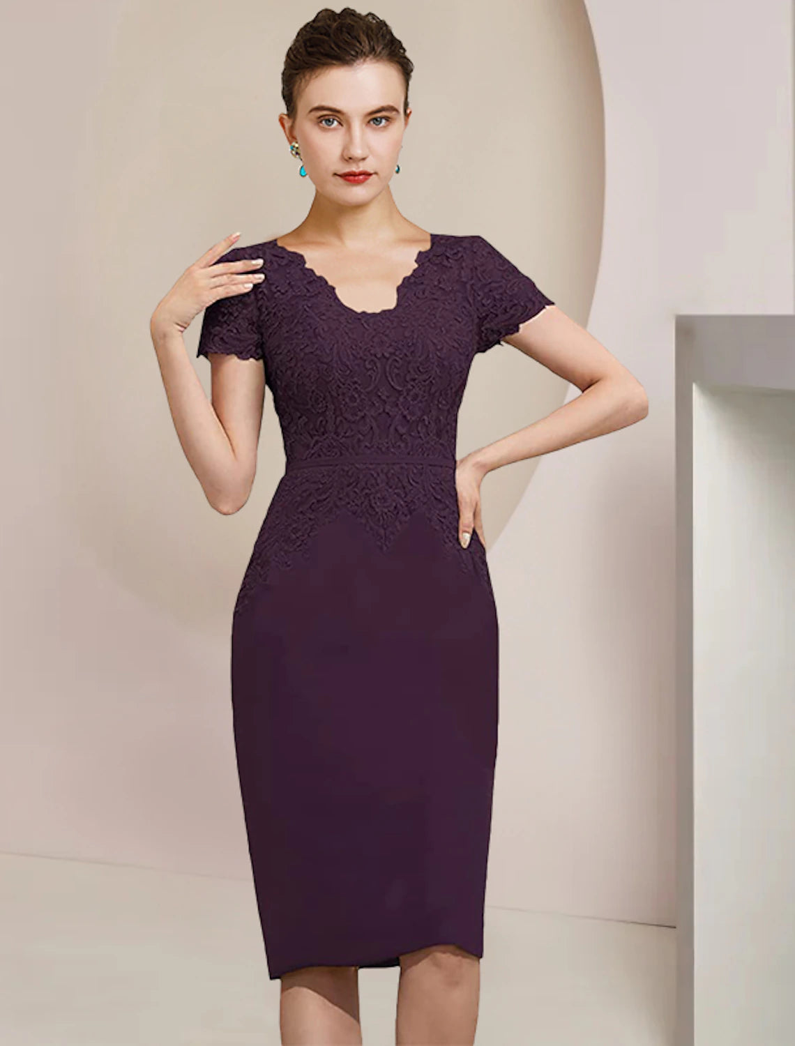 Vestido de dos piezas tipo tubo para madre de la novia, elegante, con escote en V, largo hasta la rodilla, de gasa, con encaje, manga corta y chaqueta con apliques.